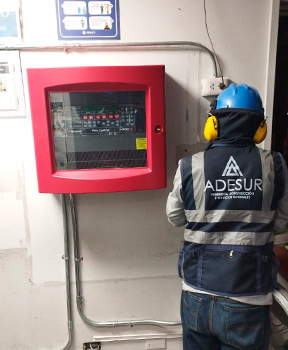 Panel de alarma contra incendio profesional FACP con sistema de detección y notificación instalado por Adesur según NFPA 72